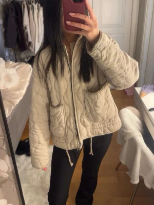 Beige quiltad jacka från ZARA - Säljer den slutsålda beige quiltad pufferjacka från Zara! Storlek S