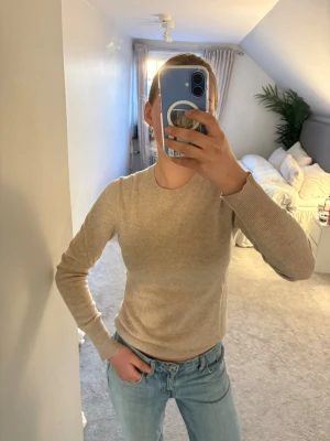Kashmir tröja  - Beige Kashmir tröja, jätte söt för i sommar🥰