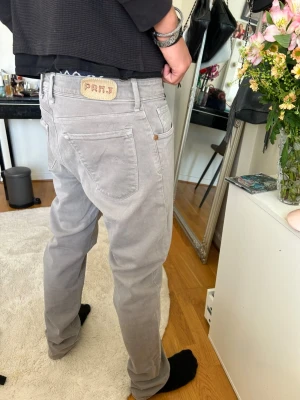 Jacob cohën limited edition - Säljer ett par ljusgrå jacob cohën jeans modell nick. Limited edititon jeans, 11000 nypris