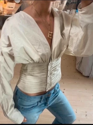 Krämvit blus med markerad midja - Mer som S än xs