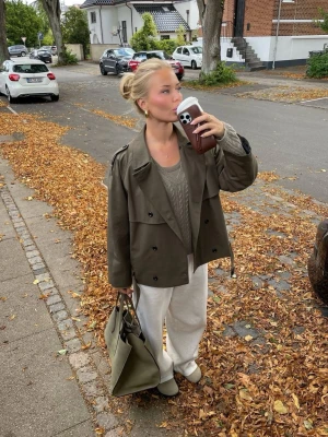 GRÖN TRENCHCOAT - Säljer typ exakt en lika dan grön trenchcoat som på bilden ifrån hm!! 😇🌟 den är så himla snygg och perfekt nu inför våren🥳🥳 storlek S! Säljer pga behovet rpengar men jag har bara använt den få gånger så den är i nyskick!!