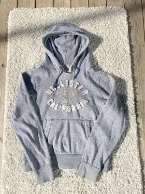 Sällsynt Hollister Hoodie - Hollister hoodie M • Mycket bra • Hollister  Säljer en Hollister hoodie i fint skick Skick: 9/10  Inkluderat: Endast hoodie Pris: 699 kr ej hugget i sten Storlek: M  Snabb affär = priset kan sänkas vid seriöst bud