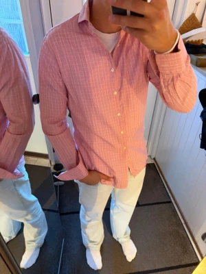 Rutig skjorta från The Shirt Factory - Säljer en riktigt fräsch rutig skjorta från The Shirt Factory. Skjortan är som ny och har inga skador. Storlek 39. 