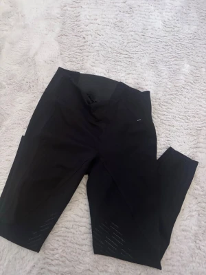 Svarta leggings från CRIVIT - Säljer ett par svarta ridleggings från CRIVIT i storlek 42 skulle säga liten i storleken. De har hög midja och är tillverkade i ett stretchigt material som sitter skönt på kroppen. Perfekta för träning eller chill dagar i stallet Snygg och enkel design utan synliga loggor framtill.