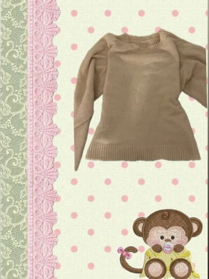 Beige/ljus gul stickad tröja - Säljer en beige stickad tröja med rund hals och långa ärmar. Tröjan har ribbade muddar vid ärmslut och nederkant. Perfekt till jeans och enkel att styla för en avslappnad look.