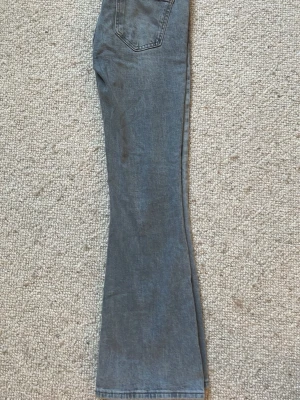 Grå bootcut jeans  - Snygga grå jeans från lager 157 med bootcut passform och klassisk femficksdesign. Jeansen är tillverkade i mjukt denimtyg. Perfekta för dig som gillar en avslappnad men trendig stil.