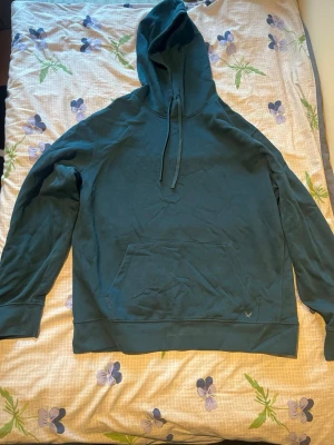 Mörkgröna mjukisbyxor med resår - Säljer ett par mörkgröna mjukisbyxor med resår i midjan och benslut samt dragsko. Byxorna har sidofickor och är tillverkade i mjukt bomullsmaterial. Perfekta för chill dagar hemma eller när du vill vara bekväm.