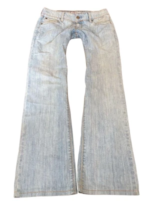 Vintage Levi's ljusblå superlowwaist jeans - Sååå sjukt snygga ljusblå raka superlågmidjade jeans vintage från Levis! 
