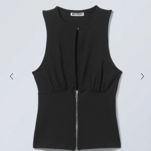 Topp weekday - Svart ärmlös topp från weekday med dragkedja. Endast använd 1 gång. 