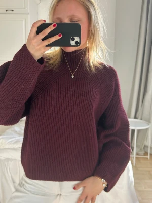 Vinröd ribbstickad polotröja💖💖 - Mysig vinröd ribbstickad tröja med hög hals och långa ärmar. Tröjan har en relaxed fit och är perfekt för kalla dagar. Materialet ser ut att vara mjukt och tjockt, vilket ger en skön känsla. Inga synliga loggor eller märken.