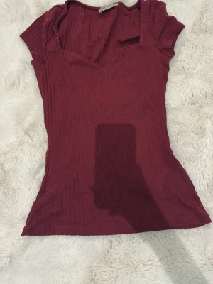 Vinröd topp - Inga defekter!