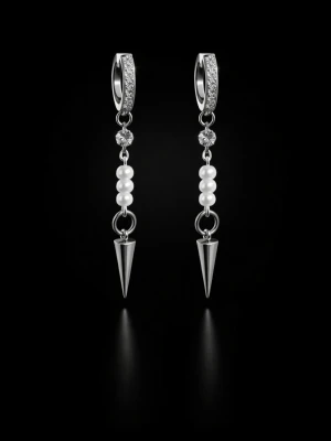 Silver örhängen  - Snygga örhängen i silverfärg med små vita pärlor och konformade hängen. Modern design med coola detaljer som passar dig som gillar att sticka ut. Perfekta för att ge din stil en edgy touch.