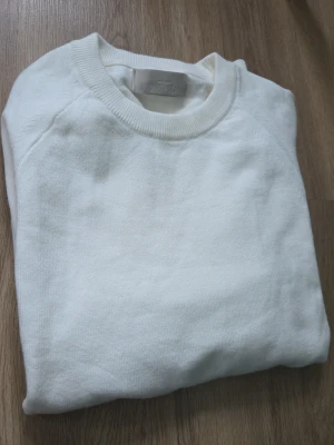 Vit stone island tröja HELT NY - Väldigt fin stone island tröja som jag aldrig har använt, den har inga skador eller fläckar på tröjan skriv vid frågor.