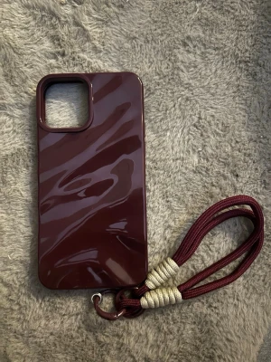 Helt oanvänt mobilskal IPhone 11 pro  - Oanvänt. Går att ta av eller sätta fast accessoaren