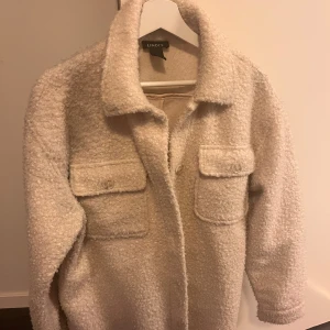 Teddykappa från Lindex - Säljer en beige teddykappa från Lindex. Storlek S men skulle säga att den även passar M!