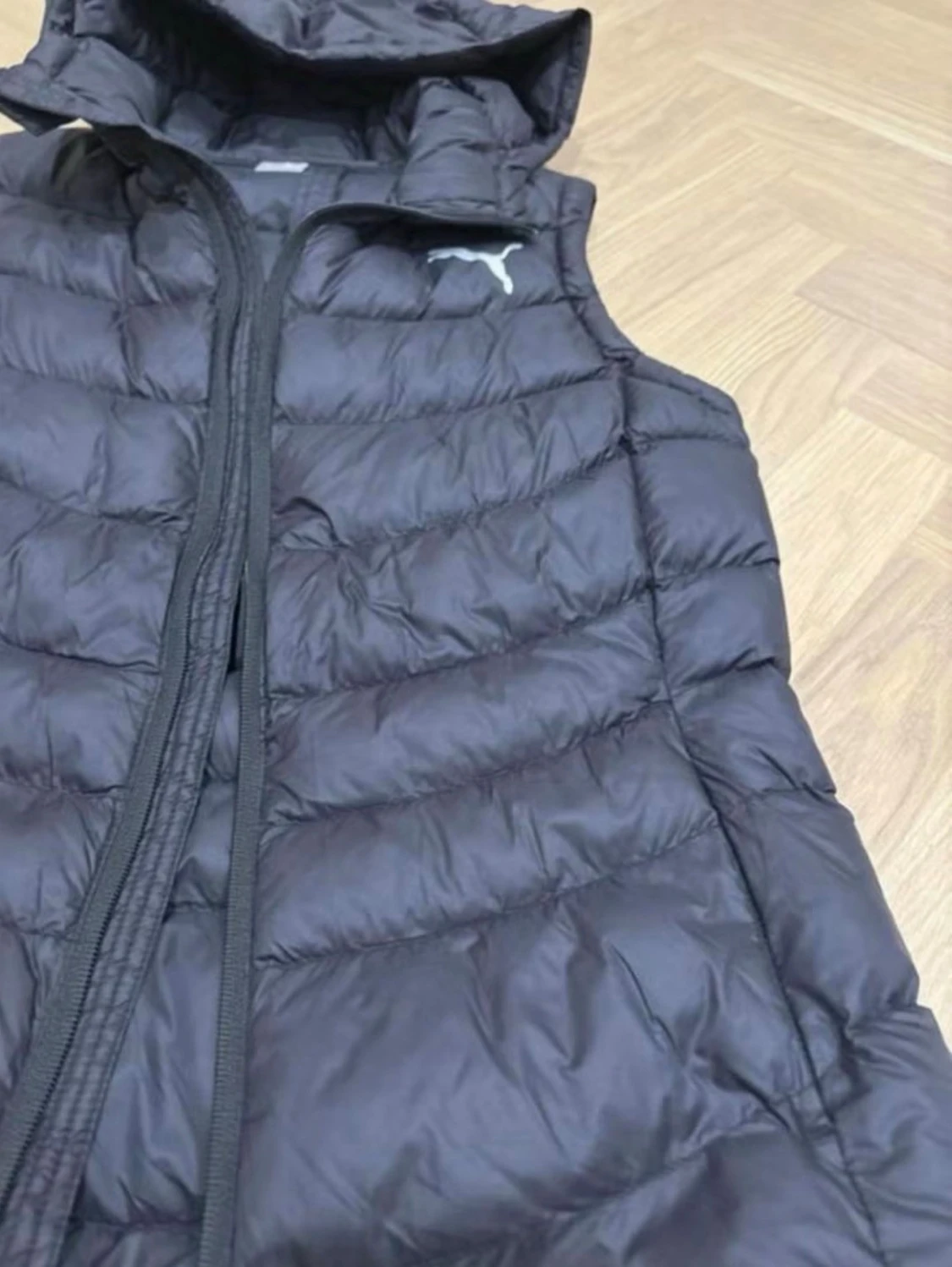 Svart dunväst från Puma med huva - 1