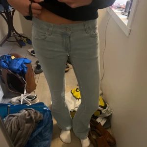 Ljusblå lowwaist bootcut  - Snygga ljusblå bootcut jeans, köpta här på Plick. Knappt använda och har inga defekter alls. Den jag köpte av innan har sytt in byxorna lite där bak, midjemåttet är cirka 37,5x2 men det är väldigt stretchigt material. Innerbenslängden är ungefär 81-82. Skriv gärna innan köp, köp gärna med insta box. Skriv för frågor!💓💓