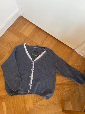 Kofta - Söt handstickad blågrå kofta med prislappen kvar💙