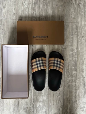 B&rberry tofflor - Säljer nu mina burberry tofflor då jag har köpt nya! | Fint skick som ni ser på bilderna. | Använt skick. | Låda tillkommer. | Storlek 42. | Släng iväg en signal vid funderingar så svarar jag snabbt. |