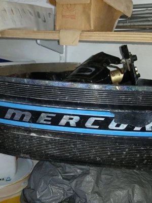 Reservdelar mercury 50hk utombordare - Säljes en massa med reservdelar till gammal mercury 50hästars utombordare, 70-80tal. Skriv om ni vill ha mer bilder eller söker nåt speciellt så kollar jag. Kom med bud, hämta gärna allt billigt. Finns i Röstånga. 