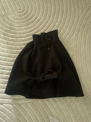 Snygg kappa ginatricot - Säljer nu denna fina kappan från ginatricot då jag har köpt en ny. Kappan har såkallade poncho-ärmar och snörning runt midjan. Enbart använd några gånger och därför i mycket bra skick!