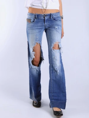 Blå slitna bootcut jeans med slits - Jättefina och unika lågmidjade jeans med slitningar. Jeansen är bootcut och har fina detaljer.   - Storlek: S - Midjemått: 40 cm - Innerbenslängd: 83 cm - Ytterbenslängd: 99 cm - Modellen är 175 cm lång för referens  Jeansen är i jättebra skick och har inga defekter (vad vi märkt)!!  Vid frågor eller funderingar - tveka inte att höra av dig🪽