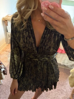 Glittrig kort klänning med v-ringning - Populär glittrig klänning från Zara perfekt till fest! Endast använd 1 gång på nyår💖💖❤️Pris kan diskuteras! 