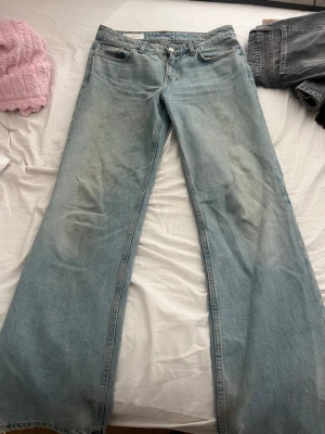 Zara straight jeans  - Storlek 38, köpta för 400kr. Kan skicka bild på hur dem sitter på