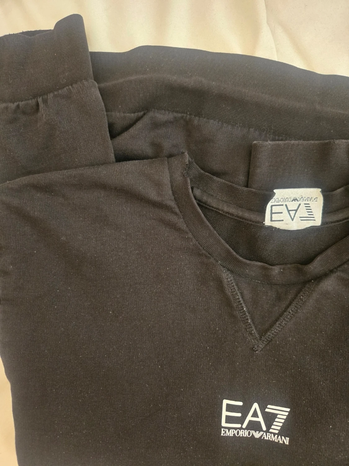 Svart sweatshirt från EA7 passar s/xs - 1