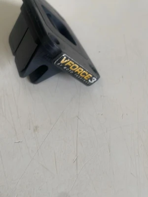 VForce3 reedventil svart plast - Säljer en svart VForce3 reedventil i plast, perfekt för dig som vill uppgradera insuget på din cross eller moped. Kompakt och fyrkantig design med fyra monteringshål. Märkt med VForce3-logga i gult och vitt på sidan. Reedsen är lite slitna så det behöver bytas ut snarast men går fint att köra med ändå bara lite sämre respons 
