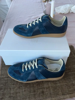 Maison margiela gats - Färg: Mörkblå Storlek: 43 Skick: Helt nya  Skorna är i princip oanvända och har mest stått. Kvitto finns. Hör gärna av dig om du har frågor 🙂  Nypris: 6 000 kr Pris: 3 600 kr  Kan gå ner något vid snabb och smidig affär 👍