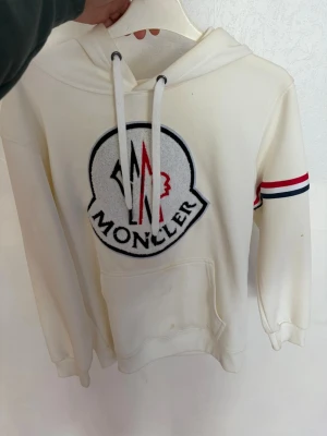 Moncler hoodie S - Vit Moncler Hoodie, Storleken är M men känns mer som en S
