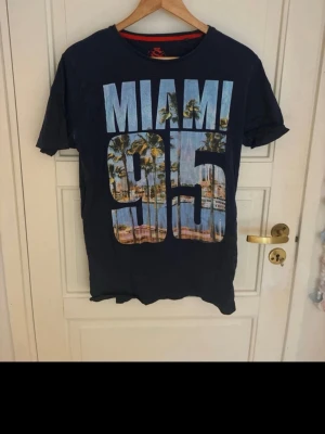 vintage t shirt med tryck - snygg mörkblå t shirt med tryck från jack & jones.
