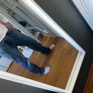 Nudie jeans steady Eddie  - Straight fit jeans med något lite smalarw vid vadarna, dvs tapared. Jeansen från nudie i modellen Steady Eddie, riktigt snygg tvätt på dessa och har fått snygga fades av användning. De är i bra skick och storlek w33 l32 men passar snarare w32 l32. Säljer då jag har slutat använda jeansen.
