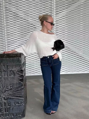 Bikbok Jeans- Camille Flared Jeans 580 - Säljer dessa snygga jeans från bikbok i storlek 30/34. Passar mig i längden som är 175cm. Stretchigt material. Mycket bra skick! Midjemått: 39,5cm. Innerbenslängd: 80,5cm. Ytterbenslängd: 110cm.