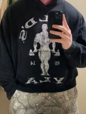 YoungLA x golds (intressekoll) - Tja! Säljer mina två golds hoddies från YoungLa i svart och röd, helt nya endast testad. Denna är en Intressekoll för att veta vad folk vill betala. Kan sälja båda i ett elelr separat! 