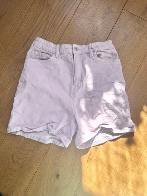 Ljus lila shorts  - Ljus lila short i barnstorlek 170