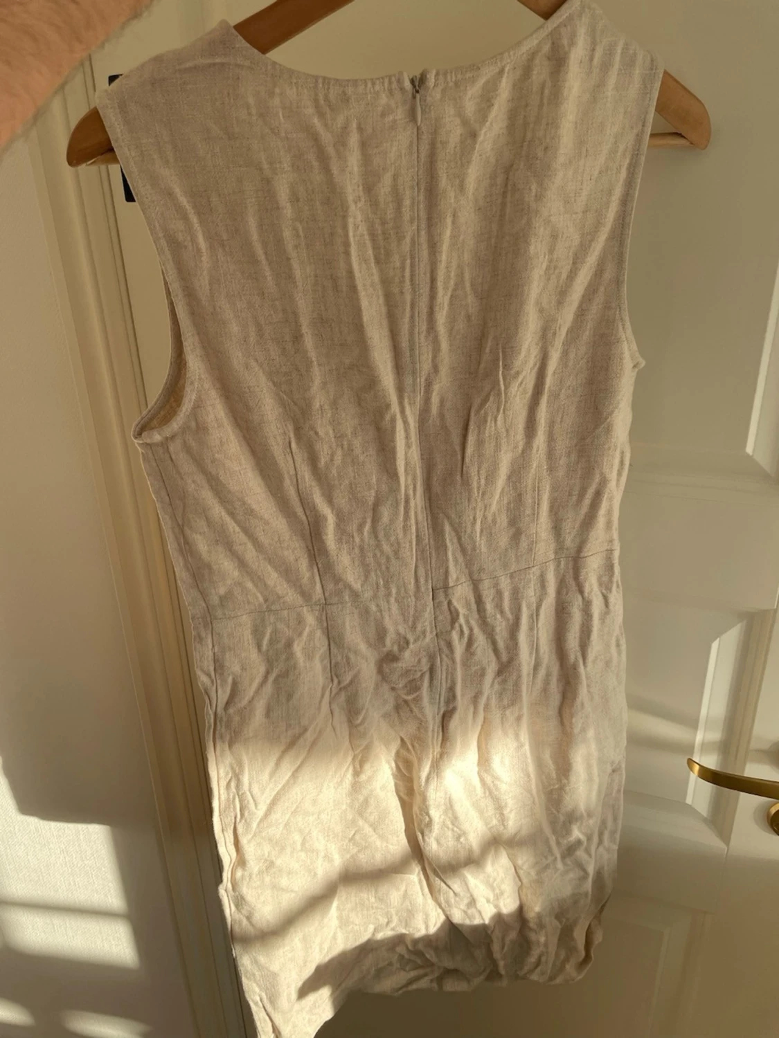 Beige omlottklänning i klänning  - 1