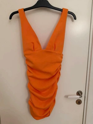 ASOS klänning  - Säljer denna superfina korta orangea sommarklänning från ASOS då den tyvärr inte kommit till användning. Helt ny och med prislappen kvar 🧡  En riktigt somrig och färgstark klänning som passar perfekt till varma dagar, semester eller fest!