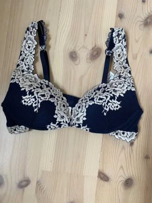 Mörkblå intimissmi push up bh - Snygg push up bh från intimissmi i storlek 70b🥰 säljs för att den inte kommer till användning. Knappt använd 💕priset kan diskuteras