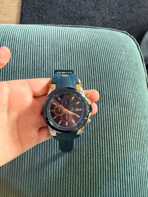 Reward VIP svart och guld klocka - Stilren klocka från Reward VIP med svart silikonarmband och urtavla i svart med guldiga detaljer. Klockan har flera små urtavlor, datumvisning och snygga knappar i guld på sidan. Perfekt accessoar för dig som gillar en sportig men ändå elegant look.
