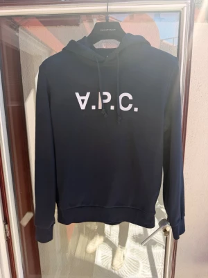 Mörkblå hoodie från A.P.C. - Sjukt snygg A.P.C hoodie i mycket fint skick. Size S “Standard Fit”  Använd max 5 gånger. Säljer då den är för liten 😊  Vid frågor eller funderingar är det bara att fråga på!  Nypris ligger på 260€ på A.P.C:s hemsida där den även är helt slutsåld.