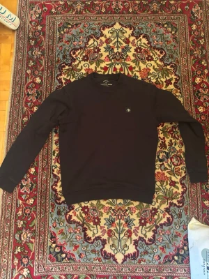 Mörkblå tröja från Scotch and Soda - Här har du en mörkblå tröja från Scotch and Soda i bomull. Tröjan är köpt för 1200 men jag har använt den i 2 år, så därför så kan du köpa den för 200 kr!