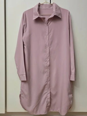 Rosa vintage skjorta - 🌷FÖRST TILL KVARN!🌷 Vintage handsydd långskjorta med knappar i rosa färg. Väl sydd med rundade kanter och spetsig krage. Lätt tunn tyg och inte genom skinlig. Vill bli av med ASAP!