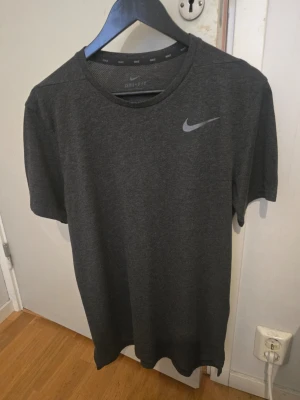 Mörkgrå Nike T-shirt - Snygg mörkgrå t-shirt från Nike. Nyskick 