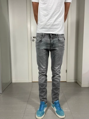 Replay Anbass Jeans - Säljer nu dessa Replay Anbass Jeans, W29 o L30 med mått ca 36,5 o 100 cm. skriv för fler bilder/frågor🙌🏼