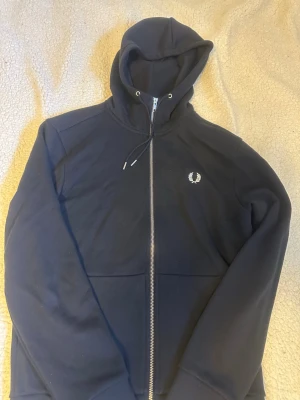Mörkblå hoodie Fred Perry - Mörkblå hoodie från Fred perry, säljer då den är för liten. 