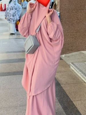 Rosa abaya / khimar - Säljer en rosa abaya/ khimar set för endast 100kr. Den har ett lös passform och samtidigt ett modest snitt. Endast använd 1-2 gånger, helt ny annars och i mycket god skick. Kan tänka mig att det kan passa storlek Xs, S, M, L och framförallt Xl. Beror på då hur bred man är vid höfterna. Annars är kjolen väldigt stretchig och slöjan är också one size. 