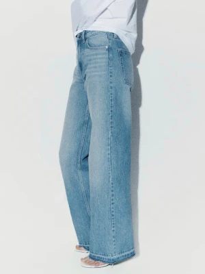 Ljusblåa wide leg jeans - Säljer ett par nya ljusblåa wide leg jeans från H&M. Nya i förpackning. Endast testade men säljes då de är fel storlek. Jeansen har raka, vida ben och är tillverkade i ett mjukt denimtyg. Perfekta för en avslappnad och trendig look. Nypris 349kr💗  Skulle säga att de är en mindre L/större M i storlek.  