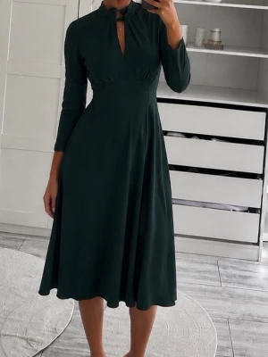 Mörkgrön elegant midiklänning  - Elegant mörkgrön klänning med lång ärm, markerad midja och vackert fall. Perfekt till bröllop, middag, examen eller andra festliga tillfällen.